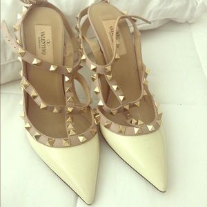 Women’s VALENTINO GARAVANI Rockstud T-Strap Pump